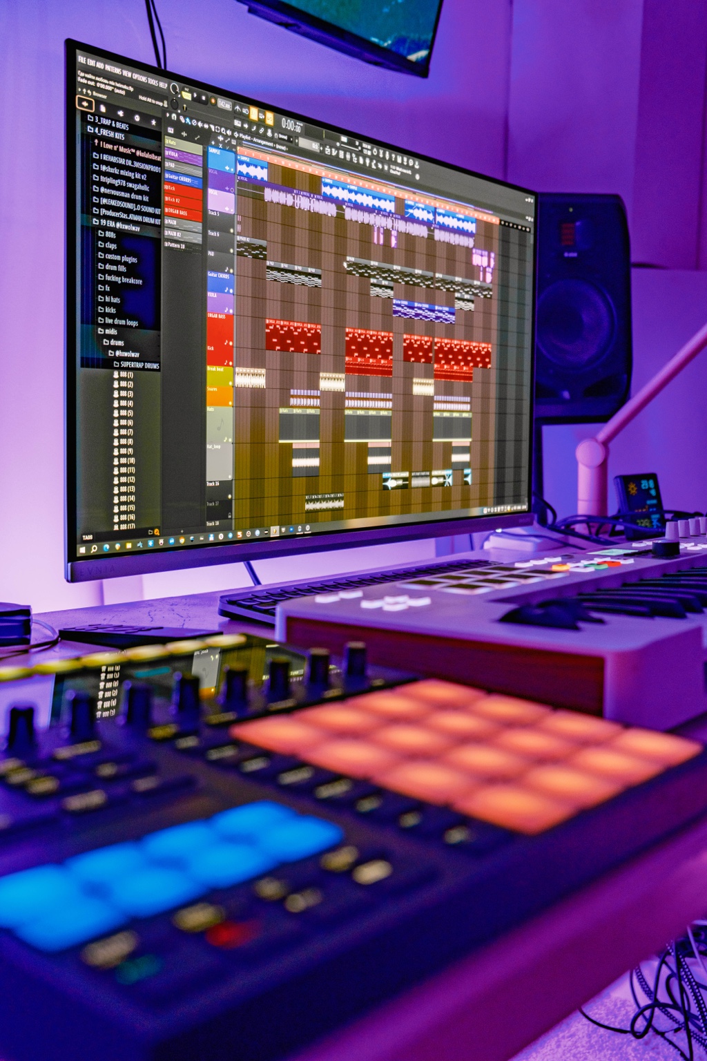 Рабочее место AURA Studios