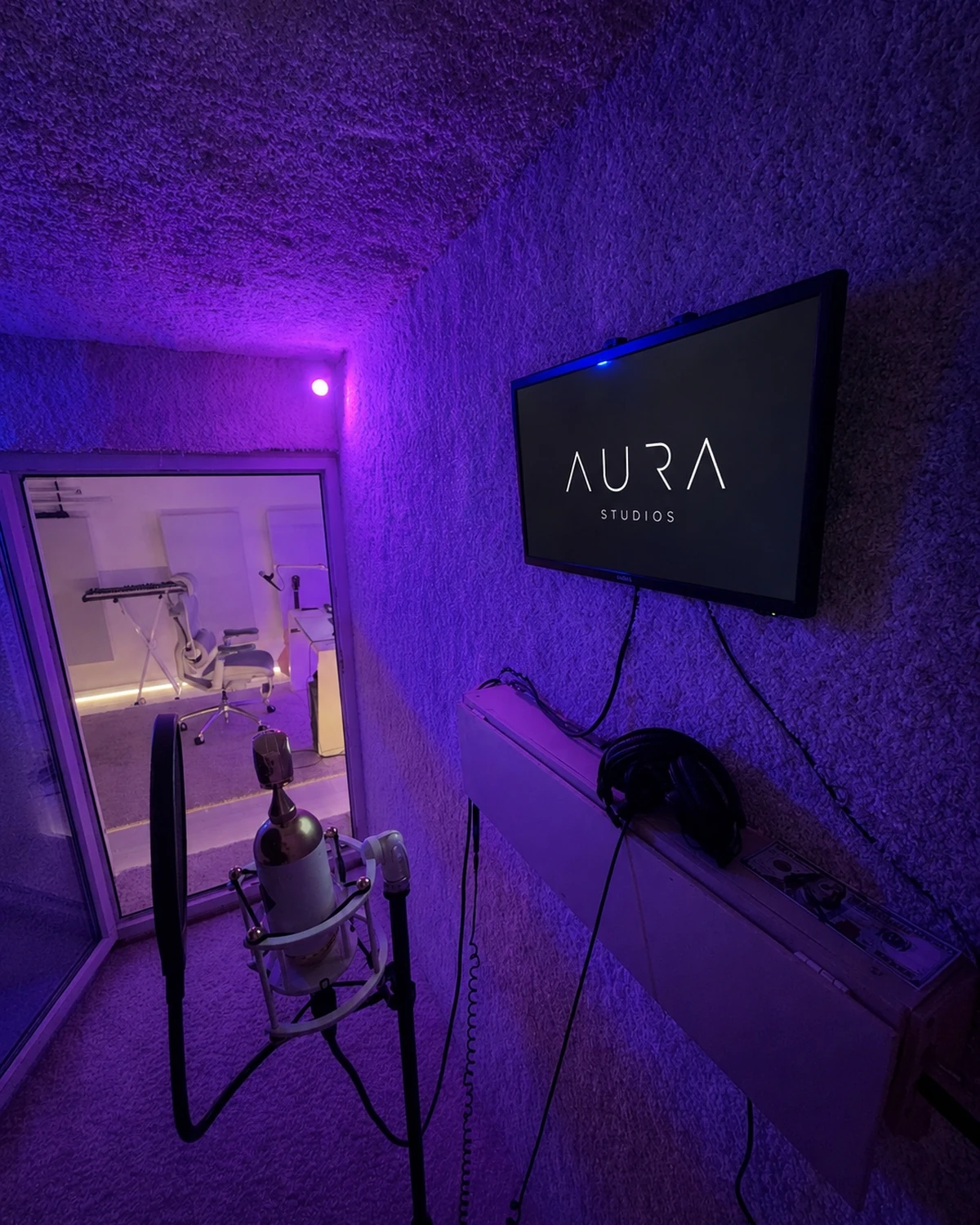 Вокальная комната AURA Studios